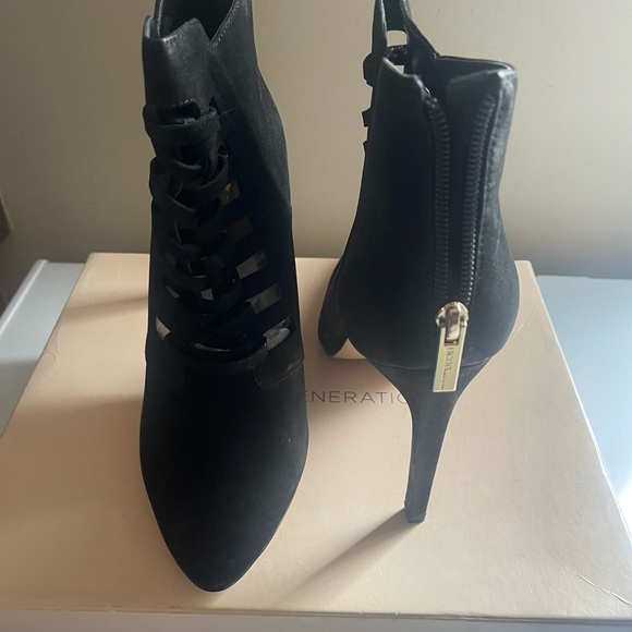 Women’s Brand new BCBG 4inch suede heel booties , with original box - Picture 2 of 2
